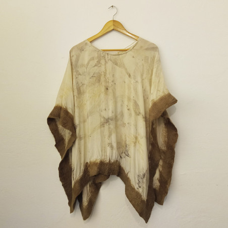 Poncho ecoprint de viscosa con fieltro de lana alrededor