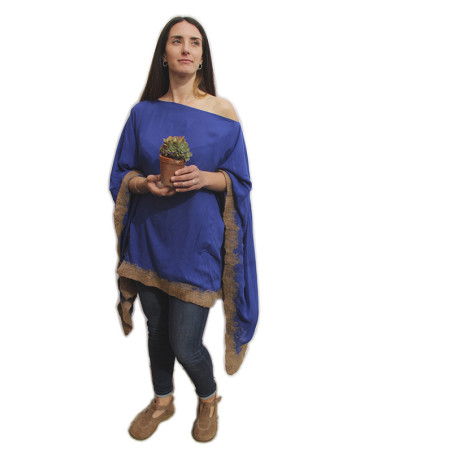 Poncho audaz de viscosa con fieltro de lana alrededor