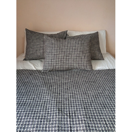 Juego de 3 almohadones y pie de cama de dos plazas.