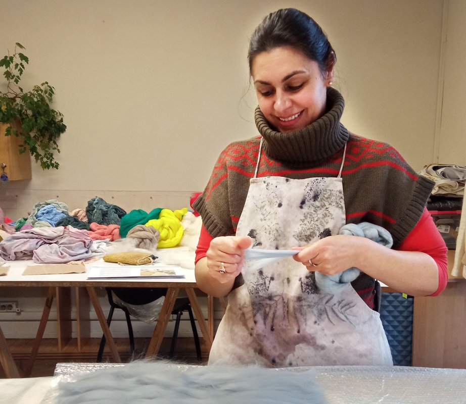 Alumna trabajando con lana en Fenómenos Textiles