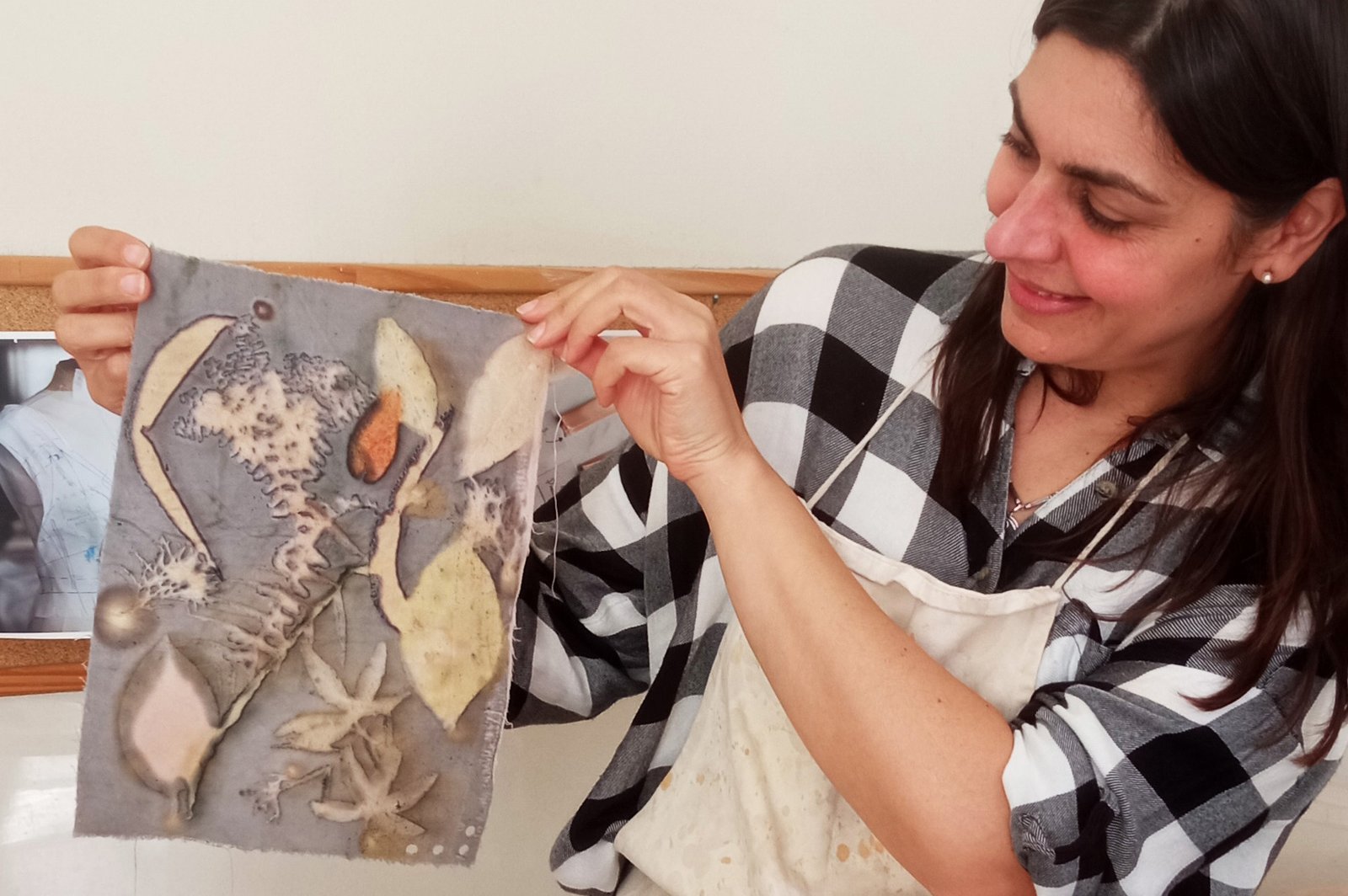 Alumnas trabajando ecoprint y tintes naturales