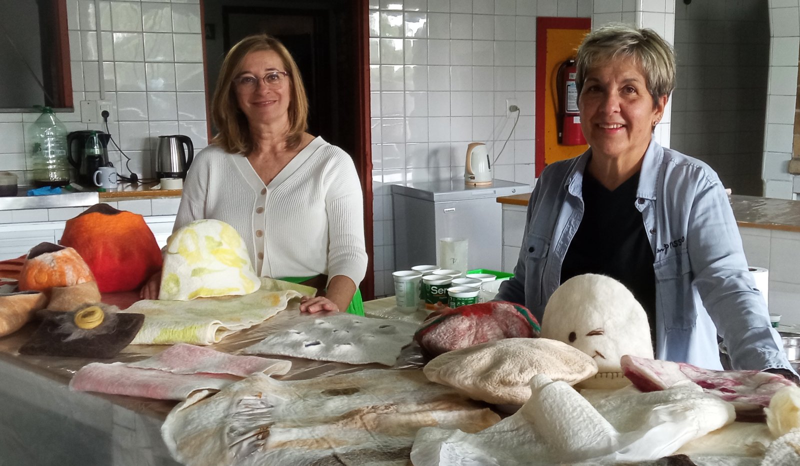 Alumnas con sus trabajos en fieltro de lana